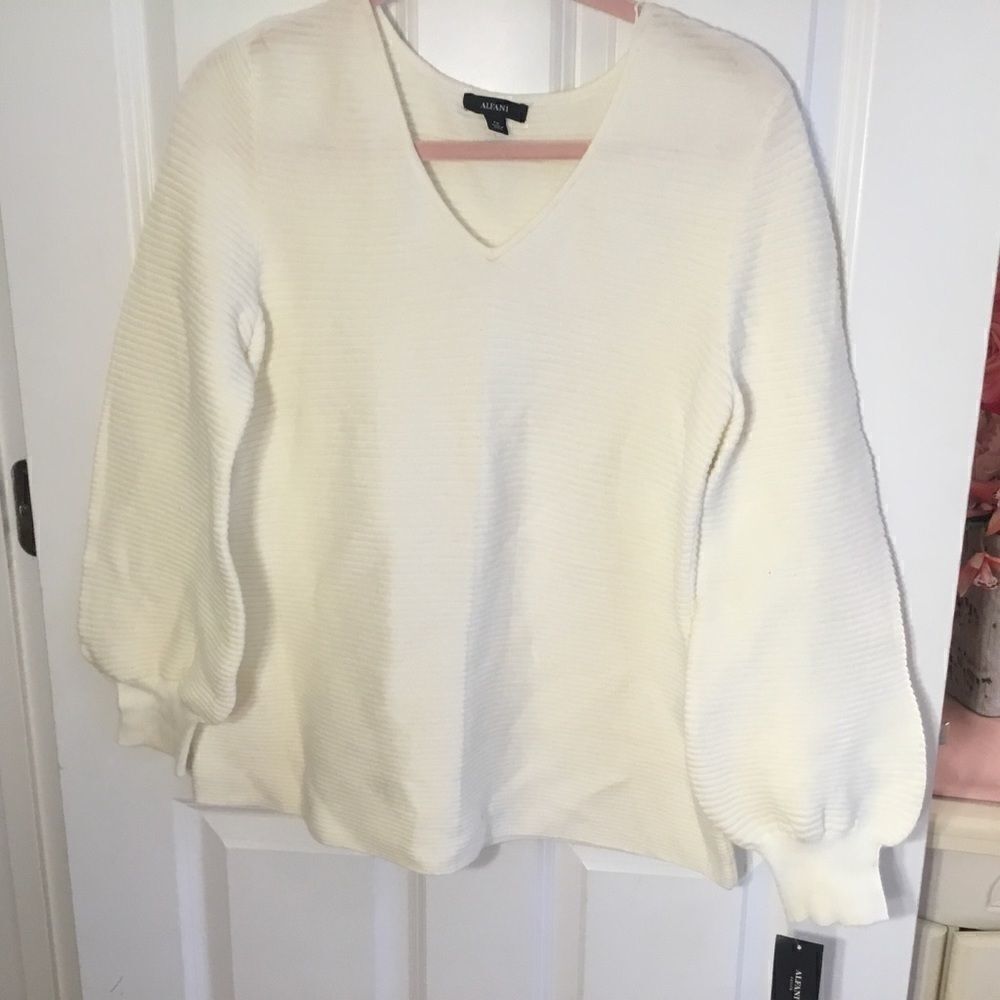 NWT. ALFANI Brand White Sweater Top L/S Sz MP